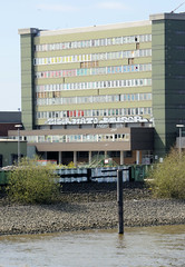 Bilder aus dem Kleinen Grasbrook, Stadtteil in Hamburg -  Übersee Zentrum; Blick über die Norderelbe, Verwaltungsgebäude.