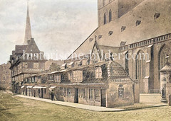 Lübsche Buden / Krambuden am Jacobi-Kirchhof bei der Steinstraße; re. das Kirchenschiff der Jakobikirche - im Hintergrund der Turm der Petrikirche.