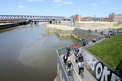 Fotos aus dem Hamburger Stadtteil Rothenburgsort. Fahrradweg am Oberhafenkanal, Billhorner Brückenstraße - im Hintergrund der Löschplatz Billhafen.