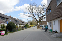 Fotos aus dem Hamburger Stadtteil Groß Borstel, Bezirk Hamburg Nord; Neubauten und Reihenhäuser am Warnckesweg.