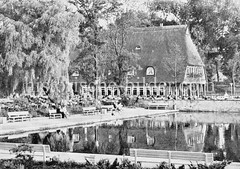 Niederdeutsches Fachwerkhaus in der Hamburger Grünanlage Planten un Blomen.