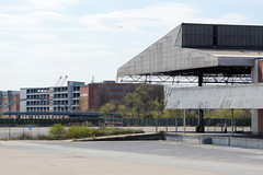 Bilder aus dem Kleinen Grasbrook, Stadtteil in Hamburg -  Übersee Zentrum; in Hintergrund die Lagerhäuser am Saalehafen.