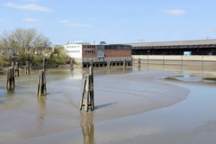 Bilder aus dem Kleinen Grasbrook, Stadtteil in Hamburg -  Moldauhafen; lks. das Lagerhaus D, re. das Überseezentrum.