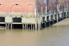 Lagerhaus G am Dessauer Ufer, Hamburg Kleiner Grasbrook; die Gebäude sind auf Holzpfählen errichtet, die bei Niedrigwasser trockenfallen.