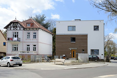 Fotos aus dem Hamburger Stadtteil Groß Borstel, Bezirk Hamburg Nord; Neubau und Altbau - Brückenwiesenstraße.