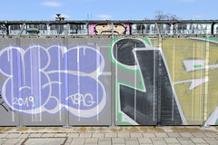 Fotos aus dem Hamburger Stadtteil Rothenburgsort. Graffiti auf Schutzzaun vom Gelände der  Verwertungsstelle der einstigen Bundesmonopolverwaltung für Branntwein.