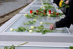 Festakt zur Einweihung des Gedenkorts denk.mal Hannoverscher Bahnhof im Lohsepark in der Hamburger HafenCity. Die Tafeln mit den Namen der über 8000 deportenierten Juden, Sinti und Roma werden zum Gedenken mit weissen Rosen geschmückt.
