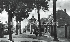 Historische Ansicht von Ludwigslust, Mecklenburg-Vorpommern; Blick zum Hamburger Tor, re. das Wachhaus.