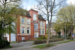 Fotos aus dem Hamburger Stadtteil Groß Borstel, Bezirk Hamburg Nord; leerstehendes historisches Verwaltungsgebäude an der Borsteler Chaussee.