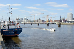 Bilder aus dem Kleinen Grasbrook, Stadtteil in Hamburg - Holthusenkai; Blick vom Holthusenkai über die Norderelbe zur Hafencity.