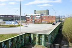 Bilder aus dem Kleinen Grasbrook, Stadtteil in Hamburg -  Übersee Zentrum; Flutwand am Holthusenkai - Verwaltungsgebäude