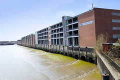 Bilder aus dem Kleinen Grasbrook, Stadtteil in Hamburg -  Saalehafen; Parkhaus und Lagerhäuser am Dessauer Ufer..