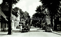 Historische Ansicht von Ludwigslust, Mecklenburg-Vorpommern; Blick in die Sandstraße mit parkenden Autos, Straßenbäume (ca. 1935).