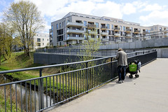 Fotos vom ehem. Güterbahnhof Lokstedt, Hamburg Groß Borstel.  Neubebauung des Geländes der Bahnanlagen - Bebbauungsplan Groß Borstel 25 -  Bau von 750 Wohnungen; Brücke über die Tarpenbek.
