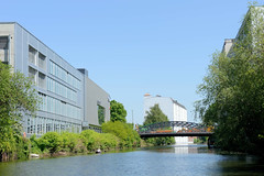 Gewerbegebäude am Südkanal in Hamburg Hamm - im Hintergrund die Brücke Ausschläger Weg.