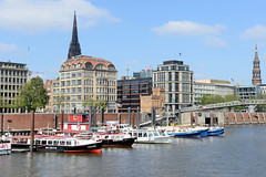 Fotos aus dem Hamburger Stadtteil Altstadt, Bezirk Hamburg Mitte. Im Hamburger Binnenhafen liegen mehrere Fahrgastschiffe, im Bildzentrum das Haus der Seefahrt und dahinter der Kirchturm der Hamburger Nikolaikirche; rechts die Katharinenkirche.