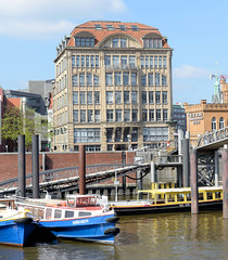 Fotos aus dem Hamburger Stadtteil Altstadt, Bezirk Hamburg Mitte. Blick über den Hamburger Binnenhafen zum Haus der Seefahrt.