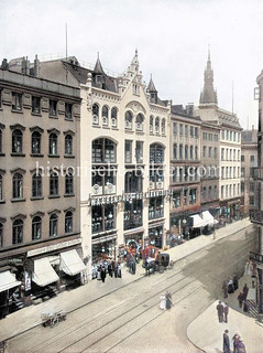 Waarenhaus Hermann Tietz wurde in der Altstadt Hamburgs im  Großen Burstah 1897 eröffnet.. Die neue Filiale am Jungfernstieg - das jetzige Alsterhaus - wurde 1912 eingeweiht.