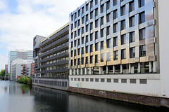 Bilder aus dem Hamburger Stadtteil Hammerbrook, Bezirk Hamburg Mitte; Verwaltungsgebäude / mehrstöckige Bürohäuser am Mittelkanal.