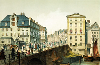 Blick auf die Ellerntorsbrücke in der Hamburger Neustadt - Passanten und eine Kutsche überqueren die Brücke über das Herrengrabenfleet - im Hintergrund Häuser im Alten Steinweg.