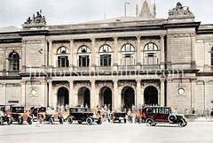 Ansicht der Hamburger Börse in der Alstadt - Autos parken auf dem Adolphsplatz - Menschen auf der Treppe des Börsengebäudes, ca. 1923.