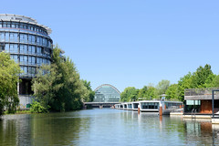 Hausboote im Hochwasserbecken in Hamburg Hammerbrook - im Hintergrund der Berliner Bogen.