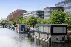 Bilder aus dem Hamburger Stadtteil Hammerbrook, Bezirk Hamburg Mitte; Hausboote und Verwaltungsgebäude am Mittelkanal.