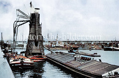 Schwimmender Getreideheber bei der Arbeit im Hamburger Hafen; von einem Schiff wird per Dampfkraft mit Saugleitungen entladen und wieder auf einem weiteren Frachter / Oberländer Kahn  geladen   (ca. 1923)..