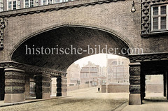 Blick durch die Passage am Chilehaus über den Hamburger Zollkanal zur alten Bebauung am Teerhof / Wandrahm. (ca. 1925)