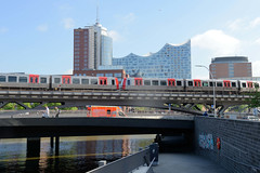 Fotos aus dem Hamburger Stadtteil Neustadt, Bezirk Hamburg Mitte; Blick über das Nikolaifleet zum Hochbahn Viadukt, dahinter die ElbPhilharmonie.
