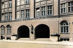 Eingang des Klöpperhauses an den Langen Mühren in der Hamburger Alstadt. Das Kontorhaus wurde 1913 errichtet - Architekten Fritz Höger / Schumacher - Bronze Schafsgruppen, August Gaul.