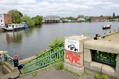 Fotos aus dem Hamburger Stadtteil Rothenburgsort, Bezirk Hamburg Mitte; historisches Treppengeländer an der grünen Brücke - Blick auf die Bille.