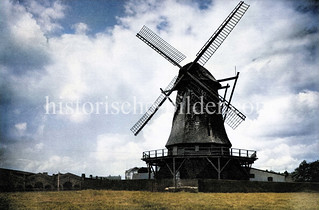 Windmühle auf dem Heiligengeistfeld in Hamburg St. Pauli - im Hintergrund lks. Gebäude des Schlachthofs (ca. 1925).