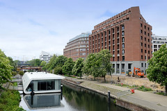 Bilder aus dem Hamburger Stadtteil Hammerbrook, Bezirk Hamburg Mitte; Hausboote und Bürogebäude  am Mittelkanal - im Hintergrund die S-Bahn Haltestelle Hammerbrook (City Süd) .