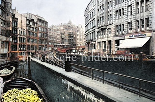 Alte Ansicht bei der Hochbahnstrecke am Mönkedamm - lks. das Mönkedammfleet mit beladenen Schuten.