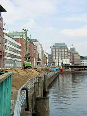Fotos aus dem Hamburger Stadtteil Neustadt, Bezirk Hamburg Mitte; Blick von der Schaartorschleuse auf die Baustelle am Alsterfleet / Admiralitätsstraße. (2001)