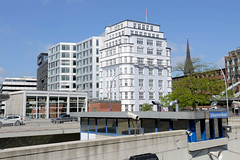 Fotos aus dem Hamburger Stadtteil Altstadt, Bezirk Hamburg Mitte. Blick zur Schaartourschleuse des Hamburger NicolaiFleets - rechts das Stella Haus, Kontorhaus erbaut 1875 nach Plänen des Architekten Martin Haller.