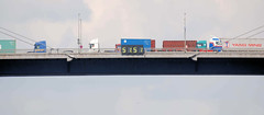 Fotos der Köhlbrandbrücke im Hamburger Hafen - Verbindung zwischen den Stadtteilen Steinwerder und Wilhelmsburg; Anzeige der Durchfahrtshöhe an der Brücke - Lastwagenverkehr.