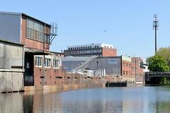 Kaimauer und Lagerhäuser am Südkanal in Hamburg Hamm.