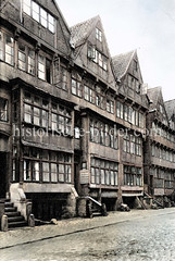 Alte Wohnhäuser - Straße mit Kopfsteinpflaster; Herrlichkeit in der Hamburger Altstadt ca. 1925.