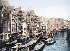 Wohnhäuser / Speicher an der Deichstraße - Schuten und Arbeitsboote auf dem Nikolaifleet in der Hamburger Altstadt.