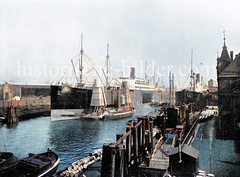 Das Frachtschiff / Passagierschiff Pennsylvania liegt im Hamburger Hafen - über einen Getreideheber wird die Ladung in einen Frachtkahn gelöscht (ca. 1910)