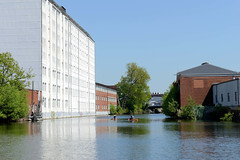 Hohe weisse Speichergebäude am Südkanal in Hamburg Hamm - Paddelboote.