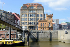 Fotos aus dem Hamburger Stadtteil Altstadt, Bezirk Hamburg Mitte.  Blick über den Hamburger Binnenhafen zum Haus der Seefahrt.