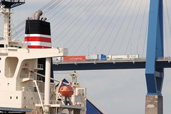 Fotos der Köhlbrandbrücke im Hamburger Hafen - Verbindung zwischen den Stadtteilen Steinwerder und Wilhelmsburg; Schiffsschornstein, Lastwagen auf der Brücke.