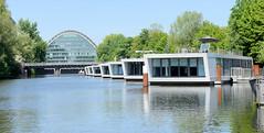 Hausboote im Hochwasserbecken in Hamburg Hammerbrook - im Hintergrund der Berliner Bogen.