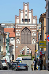 Teterow  ist eine Stadt im Landkreis Rostock in Mecklenburg-Vorpommern; Blick zum Rostocker Tor der ehemaligen Stadtbefestigung.