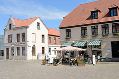 Teterow  ist eine Stadt im Landkreis Rostock in Mecklenburg-Vorpommern; Café am Markt mit Außengastronomie.