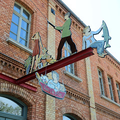 Teterow  ist eine Stadt im Landkreis Rostock in Mecklenburg-Vorpommern; Figuren auf einem Eisenträger, Schriftzug Galerie am ehemaligen Bahnhofsgebäude.