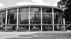 Fotos aus dem Hamburger Stadtteil Rotherbaum, Bezirk Hamburg Eimsbüttel; Hörsaalgebäude Audimax / Auditorium Maximum im von Melle Park, erbaut 1950 - Architekt Bernhard Hermkes.